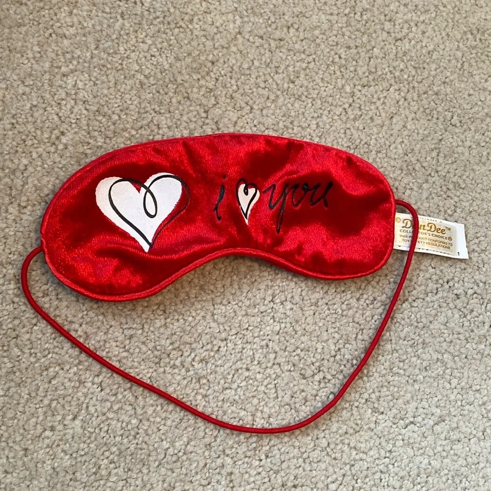 Dart Dee, collectors choice. Red “I ❤️ you” eye mask. - Picture 1 of 6
